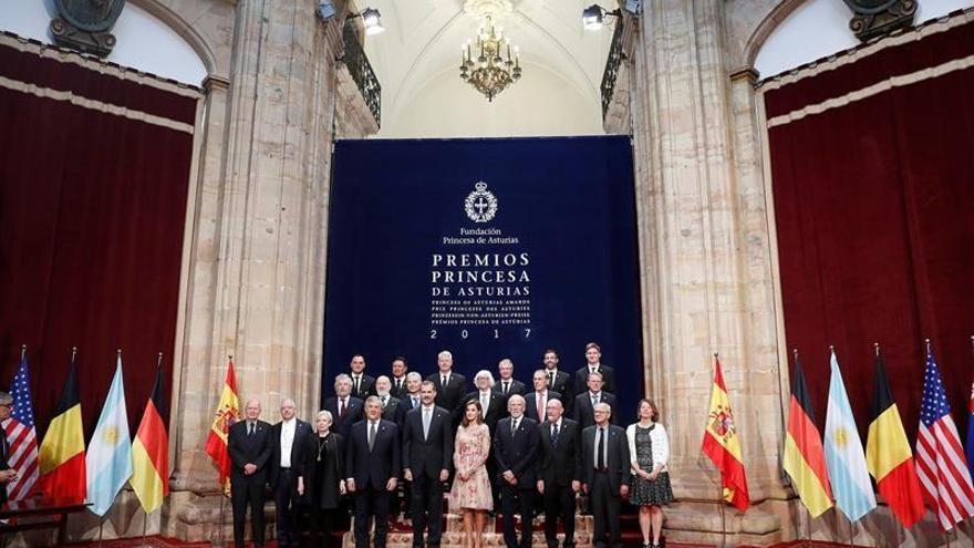 Felipe VI entrega las insignias a los ganadores de los Premios Princesa de Asturias