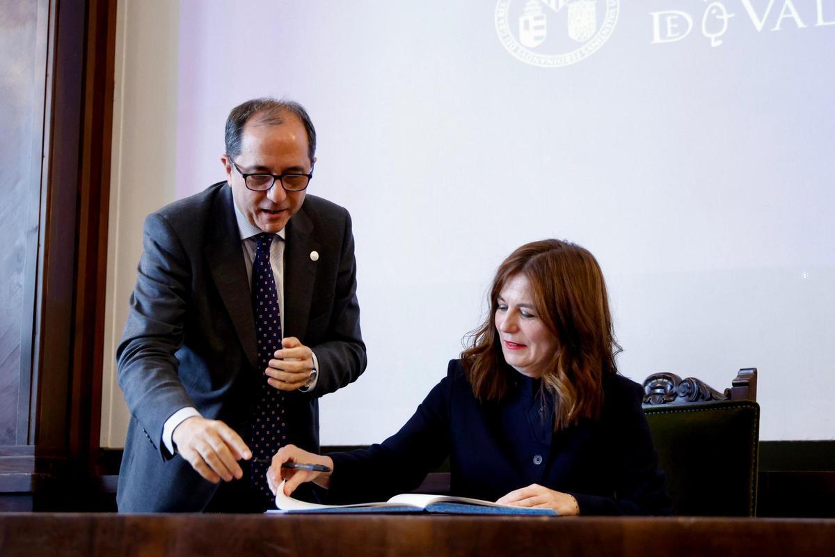 Primer acto oficial de Juan Luis Gandía y su equipo rectoral en al UV