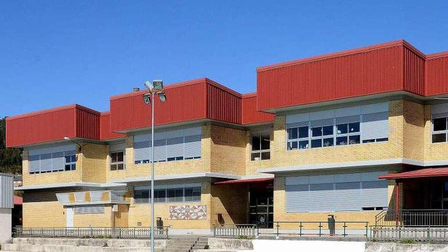 El colegio de San Roque ya tiene nuevos ventanales. // G.Núñez