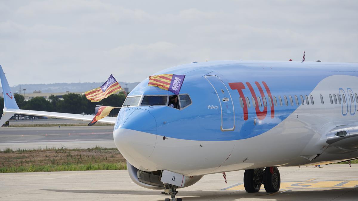 El Boeing 737-8 Max de TUI Fly recién aterrizado en el aeropuerto de Palma este miércoles.