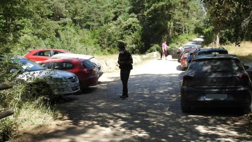 Dos agents rurals fent una inspecció al paratge natural Riu Aigua d&#039;Ora aquest dilluns 10 d&#039;agost