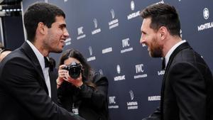 Carlos Alcaraz saluda a Leo Messi en la alfombra roja.