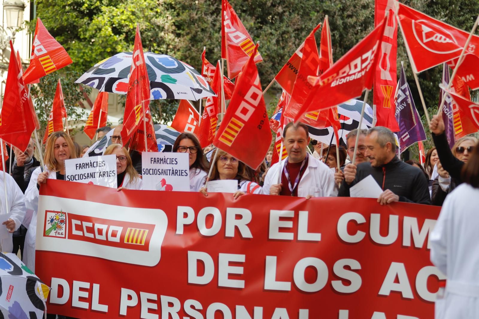 UGT y CCOO se manifiesta por el personal laboral a extinguir de Sanidad