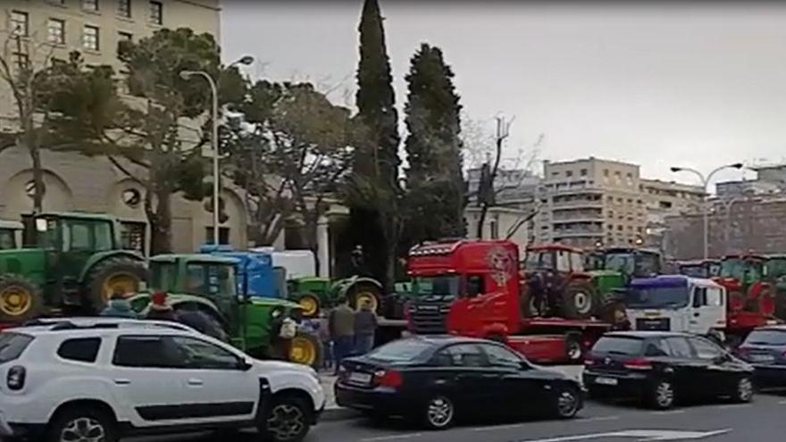 Camiones cargados con tractores han llevado la protesta a Madrid.