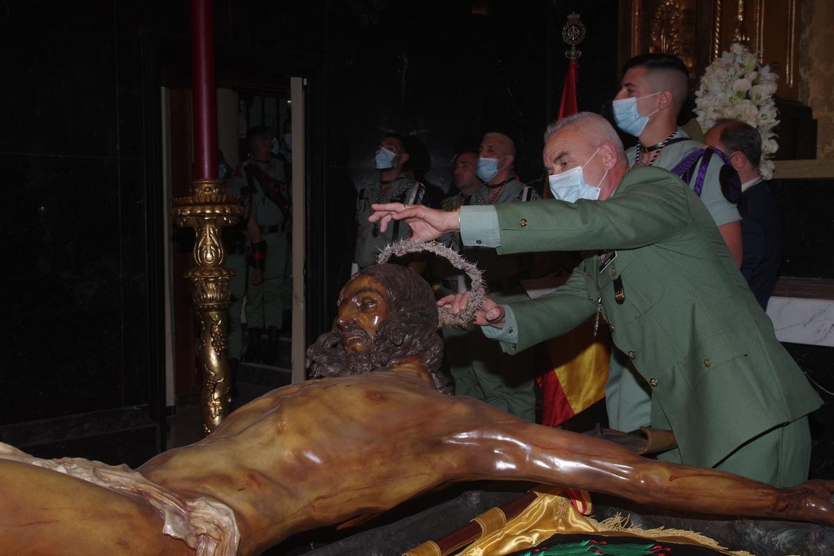 Imposición de la corona de espinas al Cristo de la Buena Muerte, durante la primera guardia legionaria de esta Semana Santa.