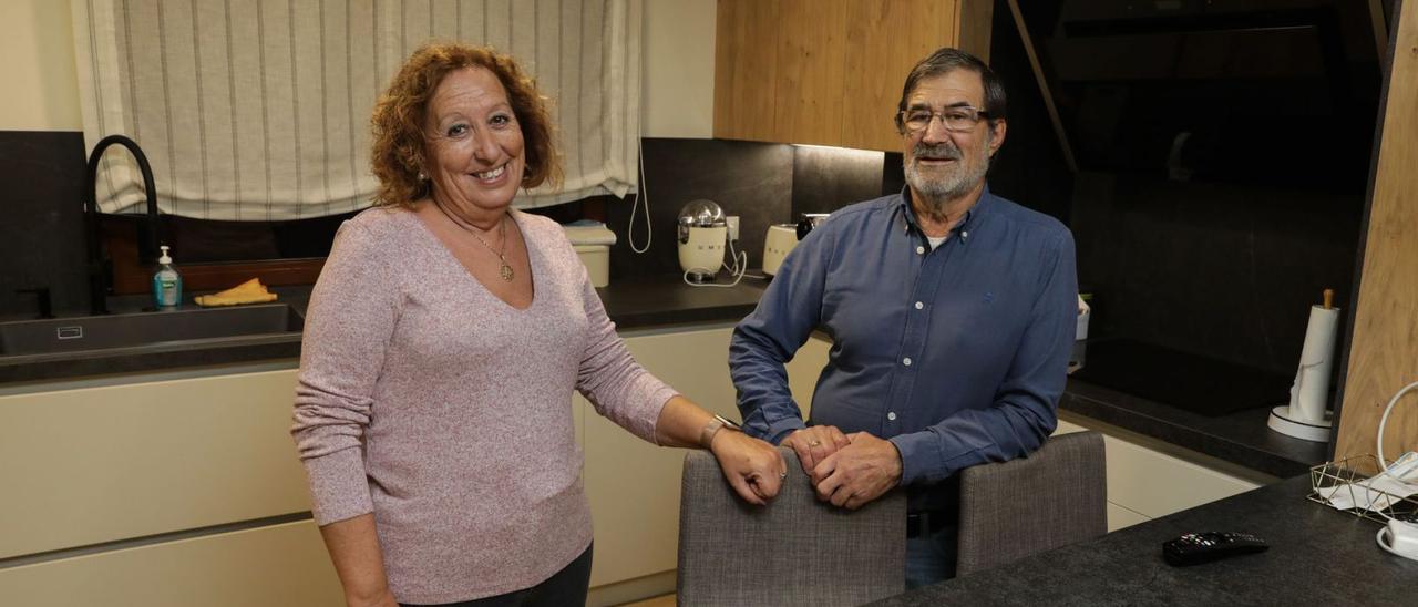 Teresa Menéndez y Juan Manuel Castaño, en el piso del periodista en Gijón. | J. PLAZA