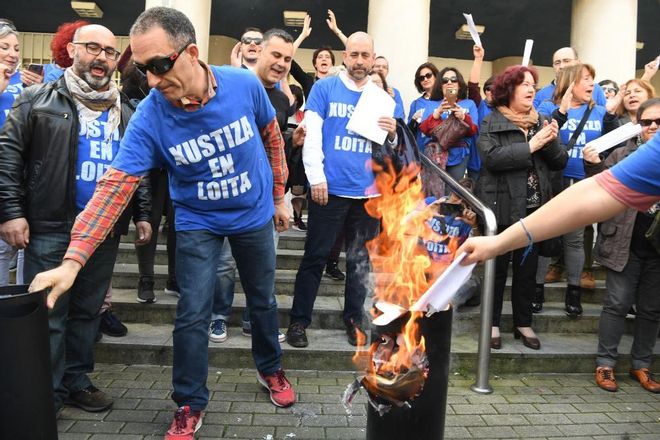 Funcionarios de Xustiza en huelga queman nóminas en A Coruña