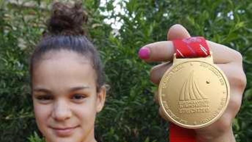 Carmen Balbuena logra la medalla de oro en los 100 mariposa femenino