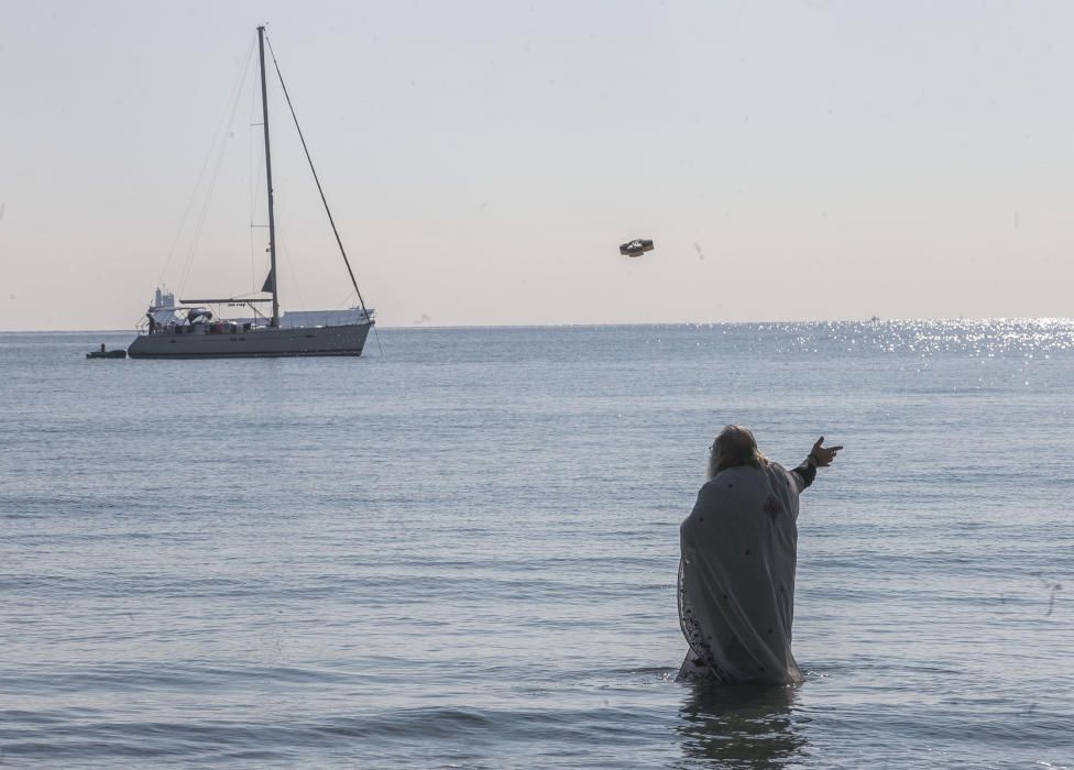 Los ortodoxos celebran en Alicante el bautismo de Jesús con la bendición del mar y con el rito de nadar en busca de la cruz