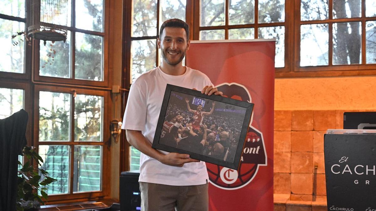 El Casademont Zaragoza le regala a Marco Spissu la icónica foto de EL PERIÓDICO: «