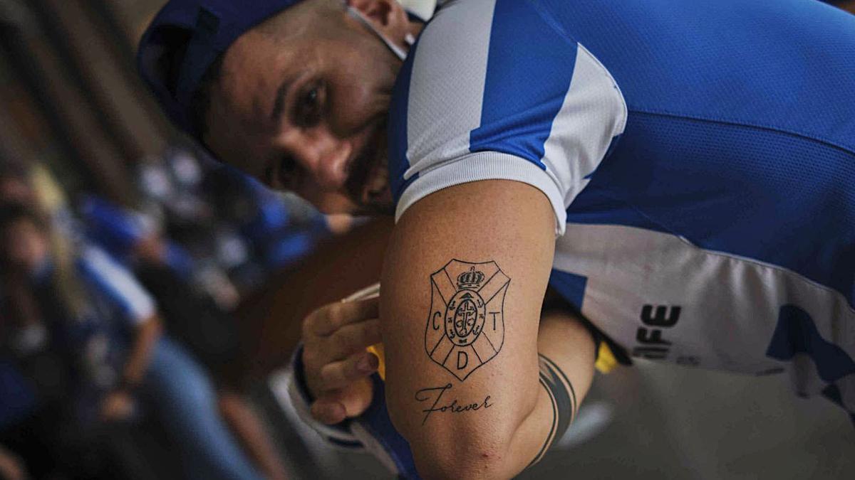 Tras el partido los jugadores del Tenerife saludaron a sus aficionados en el estadio de Gran Canaria. | | JUAN CARLOS CASTRO