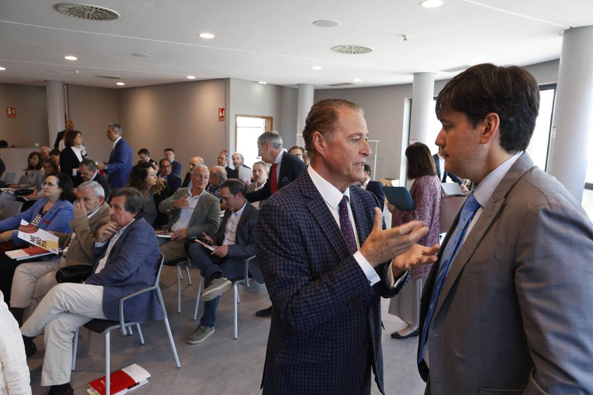 Inicio del plenario de la Cámara de Comercio de Gijón en donde se elegirá a Félix Baragaño como presidente.