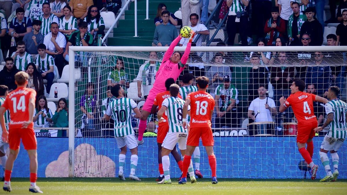 Parada de Carlos Marín en el partido contra la Real Sociedad B en El Arcángel.