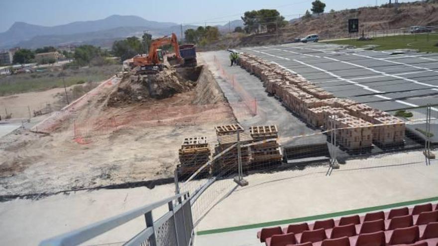 Arreglan el campo de fútbol Santa Bárbara de Monóvar tras año y medio de espera