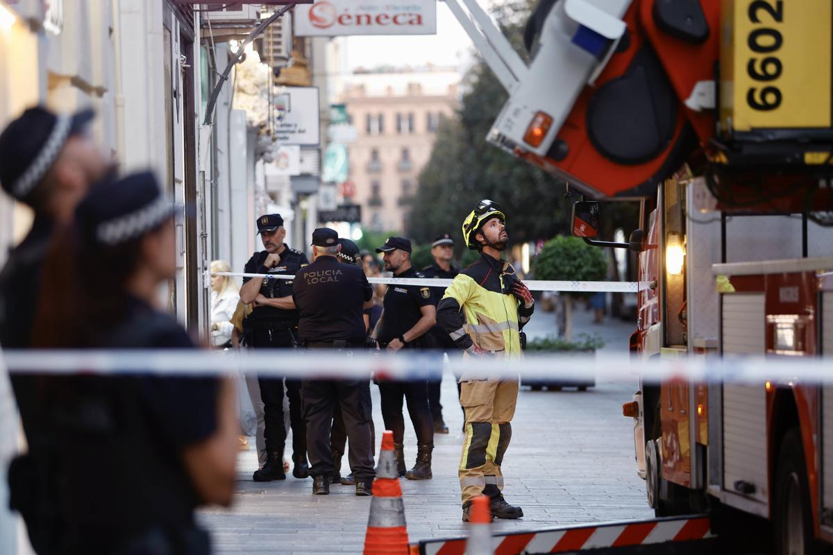 Córdoba. Intervención bomberos en calle Cruz Conde, se cae parte de la cornisa de una azotea