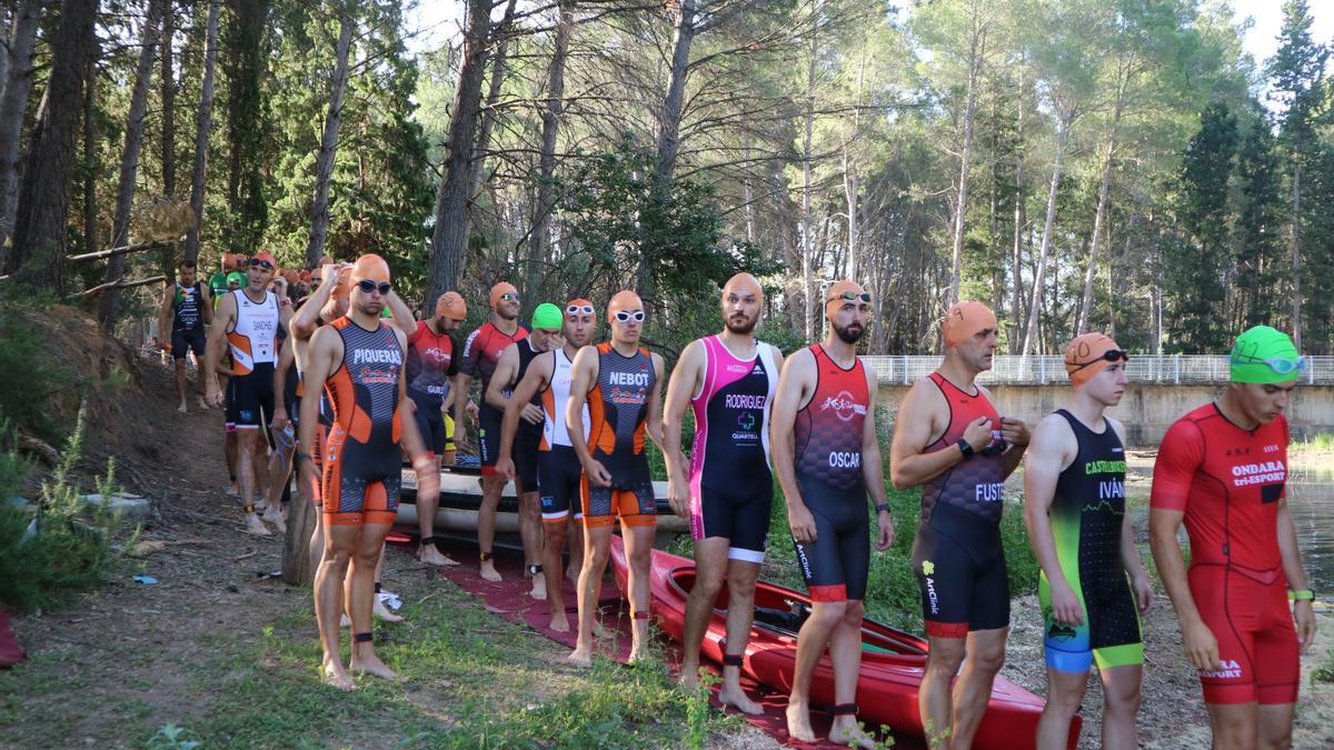 El segmento de natación se celebra en el Pantano del Regajo