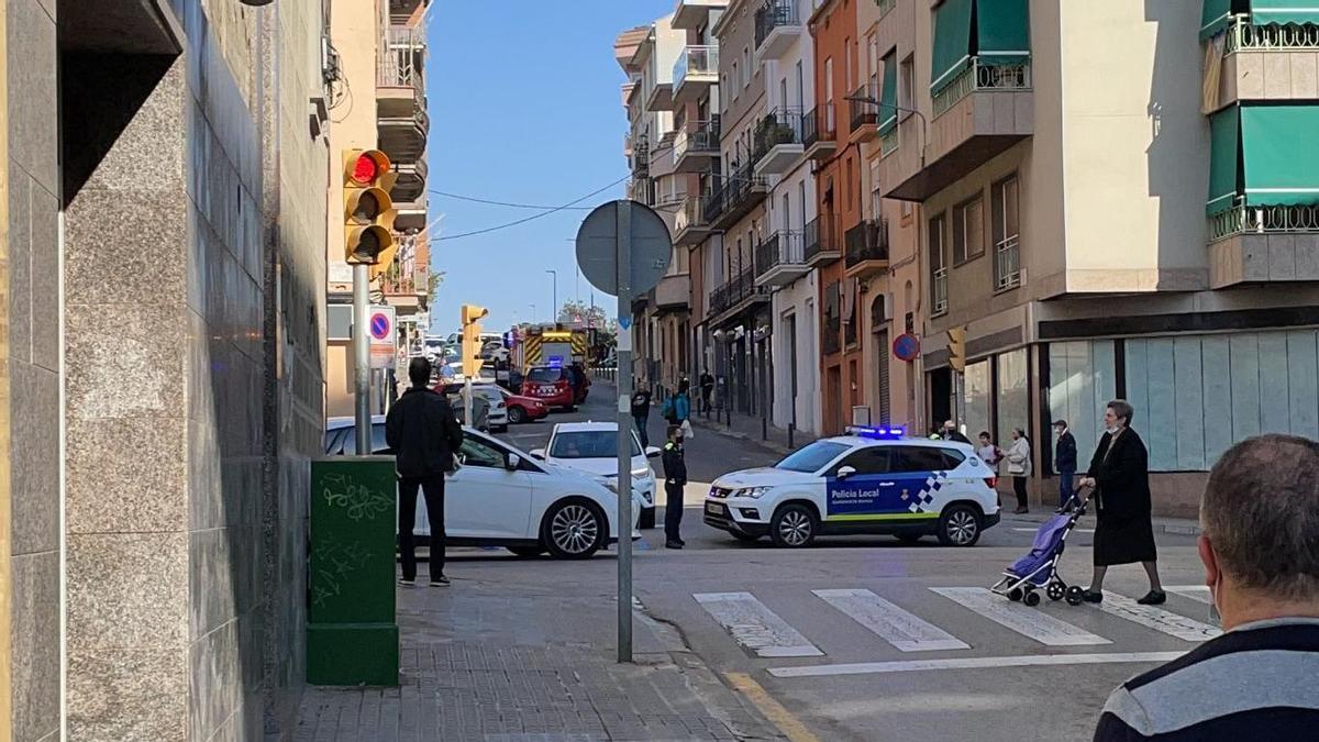 La Policia Local i els Bombers al carrer del Bruc, on han tingut lloc els fets