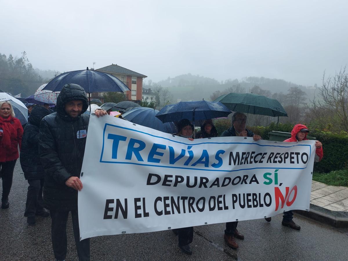 En imágenes: Una multitud reclama en Trevías un cambio de ubicación para la depuradora