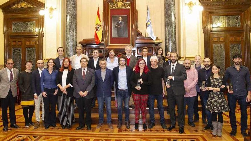 Los galardonados con los XXXI Premios Prismas, ayer en el salón de plenos del Ayuntamiento junto a cargos públicos y académicos.