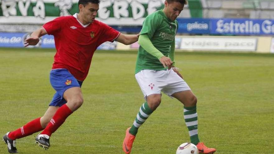Josu, como jugador de Club Deportivo Ourense, presiona a Pablo Rey en A Malata. // Luis Polo