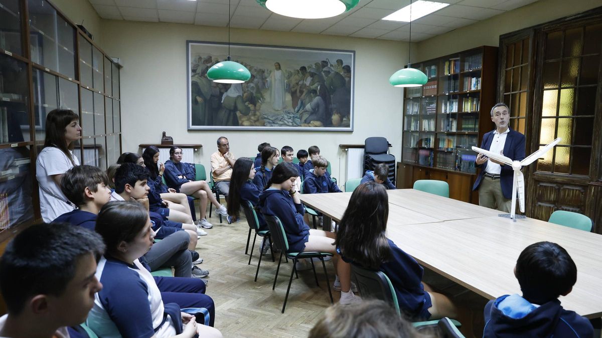 Carlos García, junto a una maqueta de un aerogenerador, durante la charla que ofreció ayer en el colegio Santo Ángel.