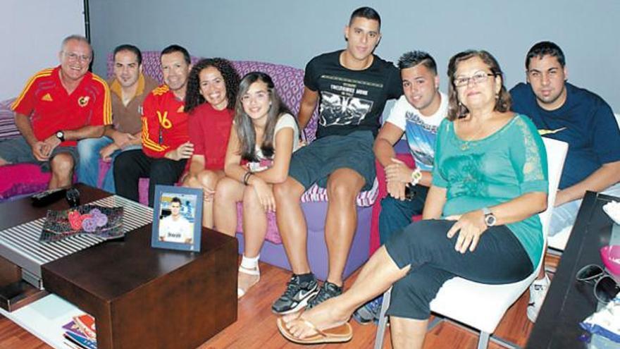 De izquierda a derecha, Pascual -padre de Jesé-, Misael, Carmelo, Mari Pino, Evelyn, Víctor Ruiz, Kilian, Antonia María Ruiz -madre del jugador- y José Manuel.