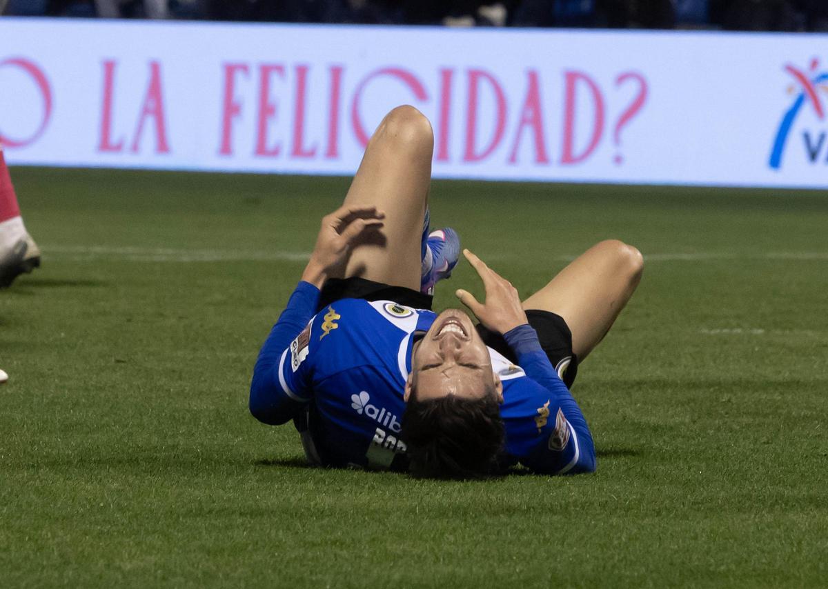 Roger Colomina se lamenta en el suelo después de ser objeto de falta durante un partido del Hércules.