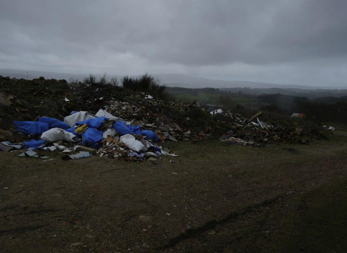 Un vertedero  con vistas