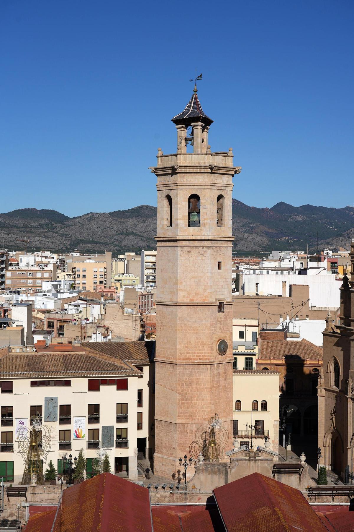 El Fadrí està ubicat a la plaça Major de Castelló.