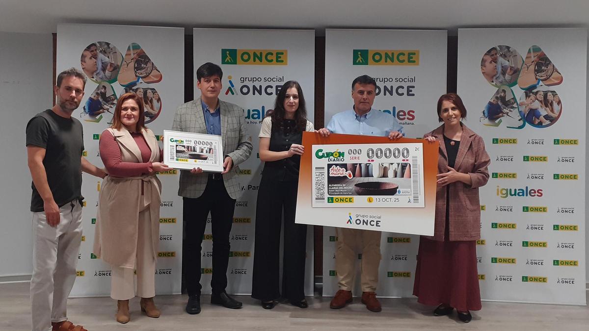 Por la izquierda, Raúl Mouro, Yobanka Cuervo, delegada de la ONCE en Asturias; Borja Sánchez, consejero de Ciencia, Industria y Empleo; Marta Malgor, presidenta del Consejo Territorial de la ONCE; José Luis Fontaniella, alcalde de Cangas del Narcea, y Aránzazu González, directora general de Empresas y Comercio, durante la presentación.