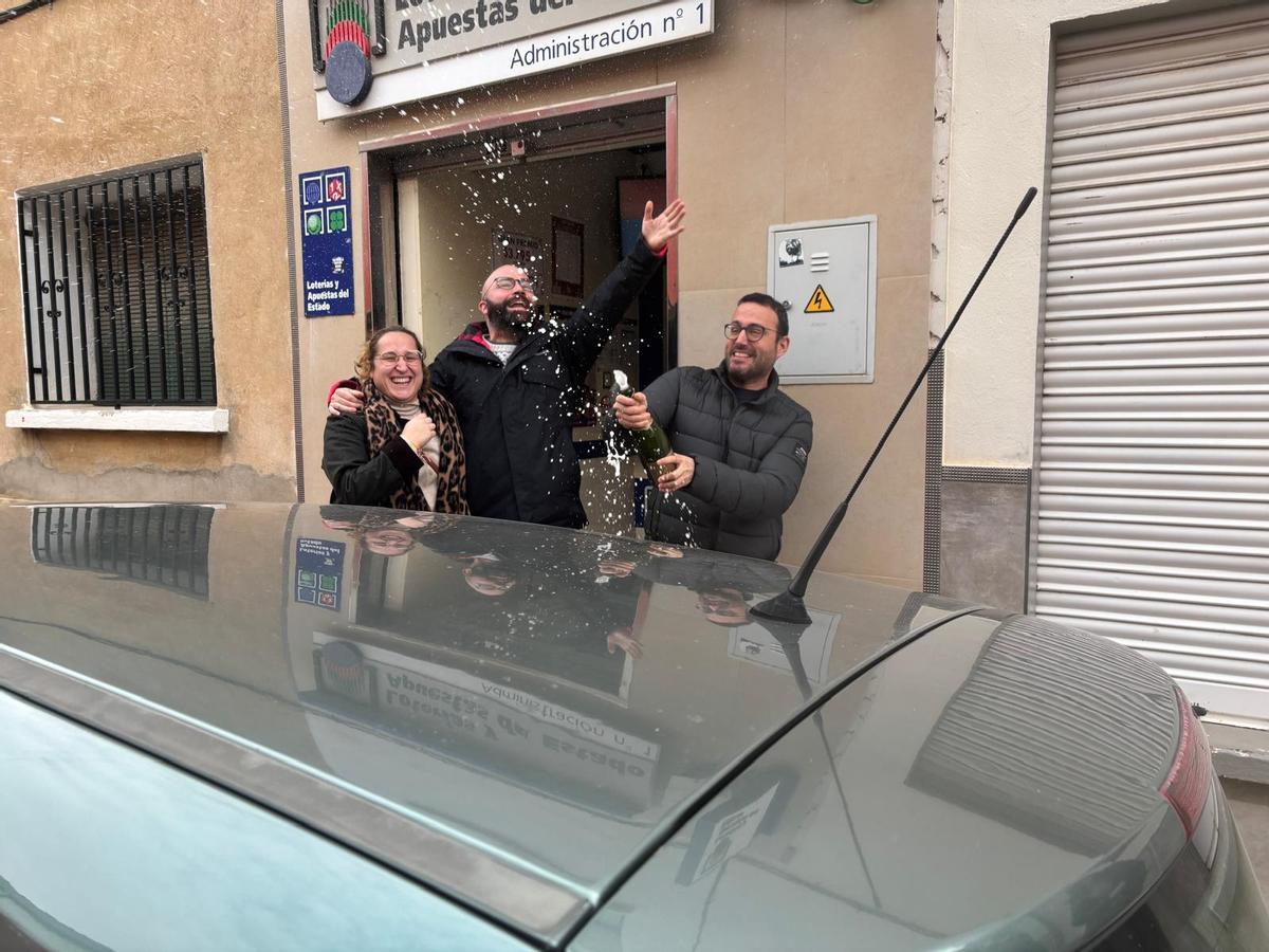 Celebración en Belchite, donde se ha vendido el segundo premio de la Lotería de el Niño.