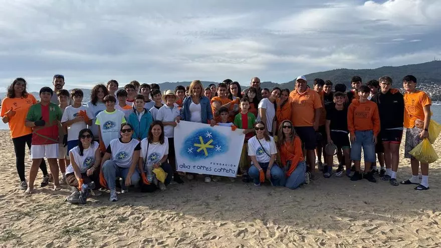 Voluntarios retiran más de 16 kilos de residuos de la playa de Arealonga