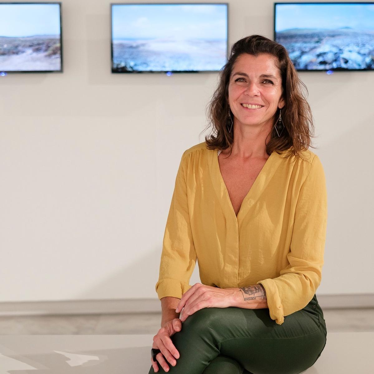 La artista Alicia Pardilla, en la exposición 'El horizonte expandido. Las Islas Salvajes'