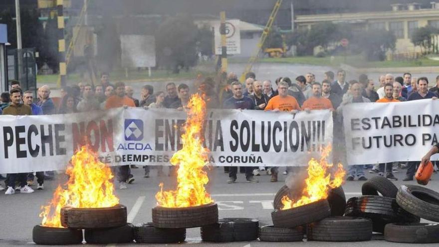 Protesta de los trabajadores de Alcoa ante la fábrica de A Grela.