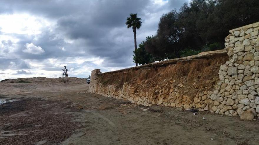 El muro, ayer, al iniciarse las obras y con la lona. | A. P. F.