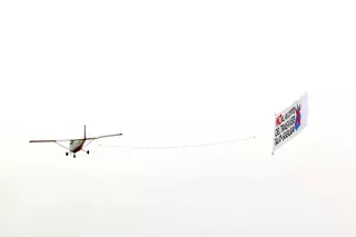 Avionetas contra el recorte del trasvase en las playas de Alicante este verano