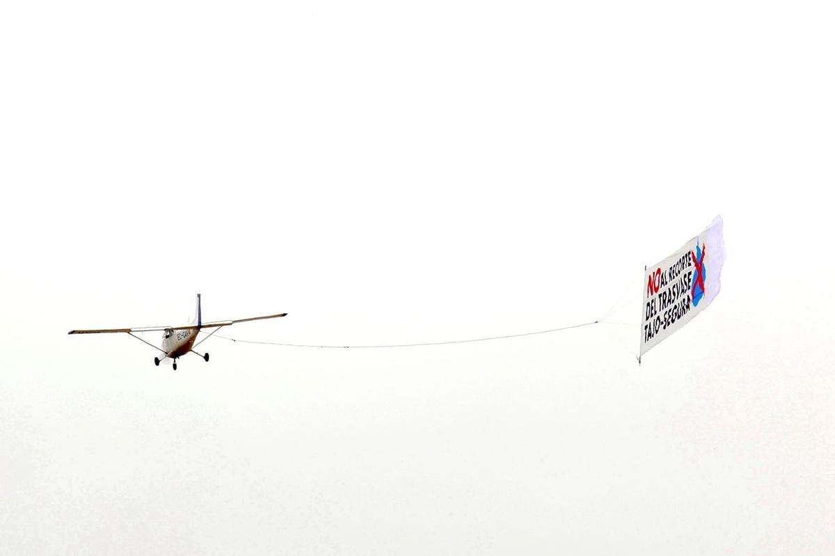 Inicio de la campaña de difusión con avionetas del rechazo al recorte del trasvase