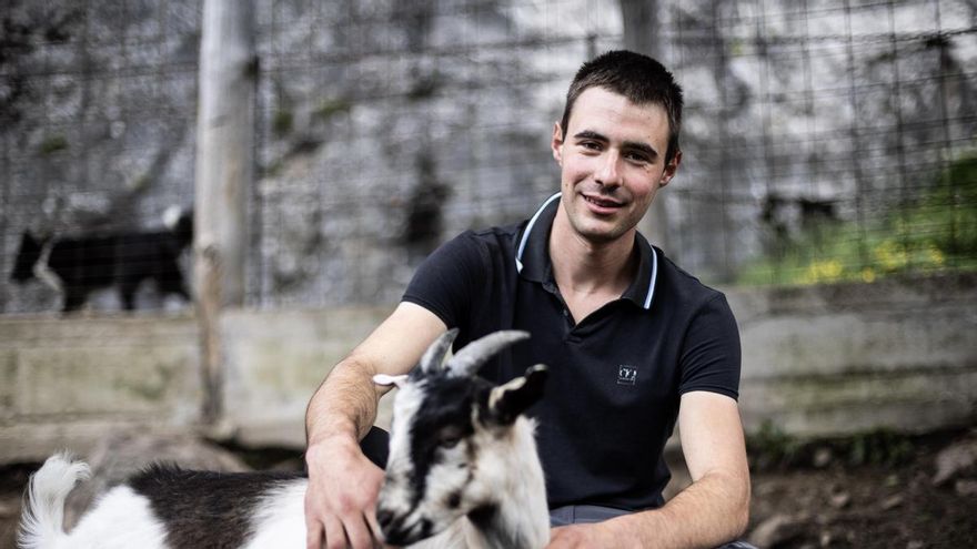 Borja es el primer ganadero que mueve cabras con el móvil