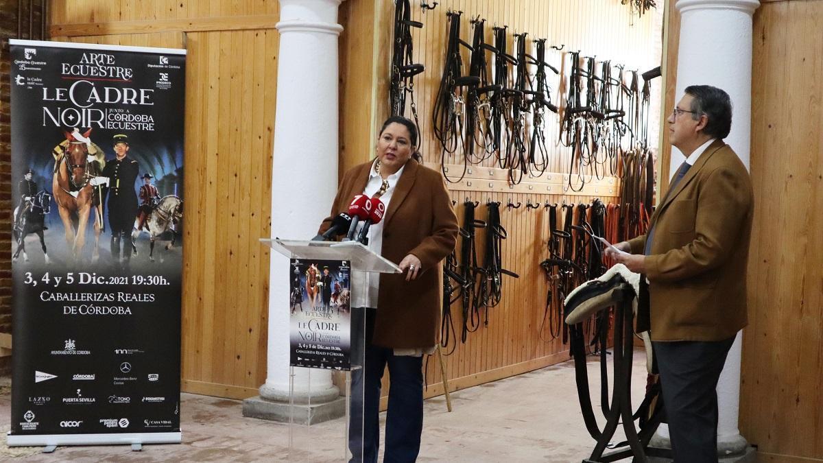 Dolores Amo, vicepresidenta de la Diputación, y Rafael Blanco, presidente de Córdoba Ecuestre, en la presentación del espectáculo.