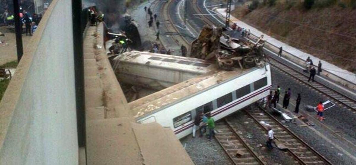 Más de 60 muertos y un centenar de heridos al descarrilar un tren en Santiago
