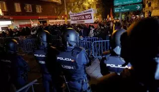 La extrema derecha más violenta domina las protestas ante la sede del PSOE en otra noche de disturbios