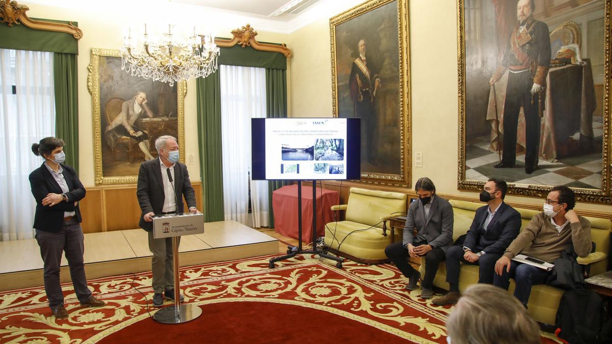 Aurelio Martín, presentando el proyecto de restauración y renaturalización del curso bajo de los ríos Piles y Peñafrancia, junto a Patricia Zapico, directora general de Innovación y Promoción de Ciudad.