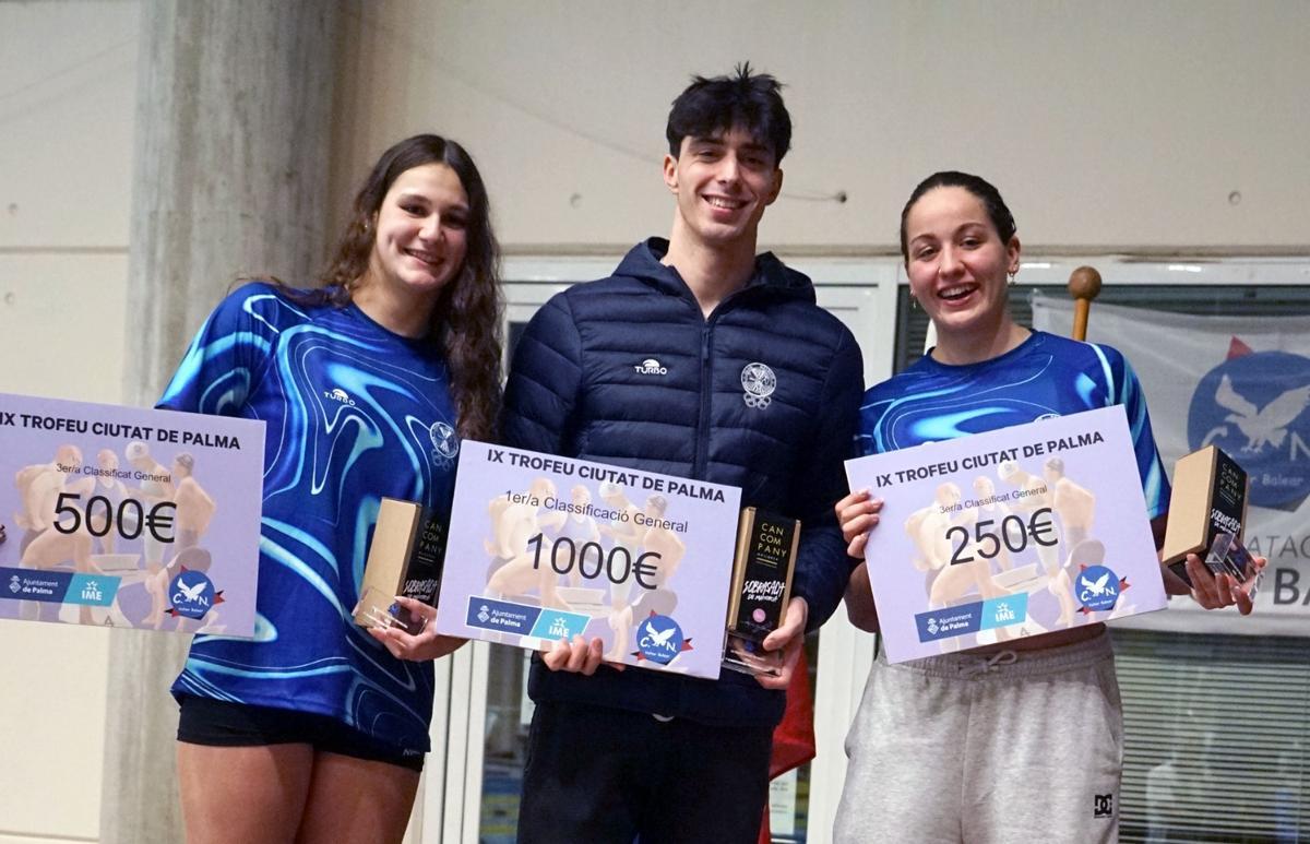Podio absoluto del Ciutat de Palma con Adrián Santos, Ainhoa Campabadal y Carla Carrón.