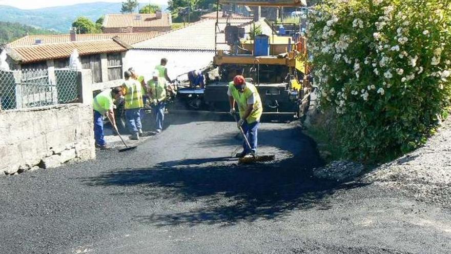 Los operarios municipales trabajan en la pavimentación de Chamadoira.