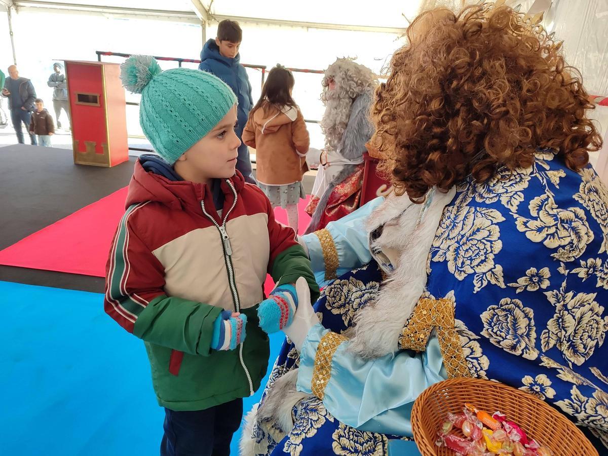 Los Reyes Magos llegan a Bueu por mar antes de la cabalgata de esta tarde