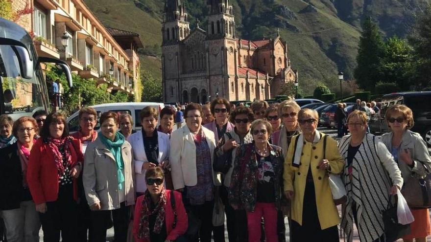 Covadonga reúne a más de 1.500 amas de casa de toda Asturias