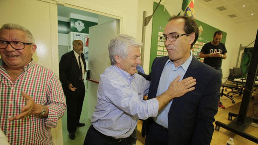 El nuevo presidente del Elche abraza a uno de los miembros de su candidatura