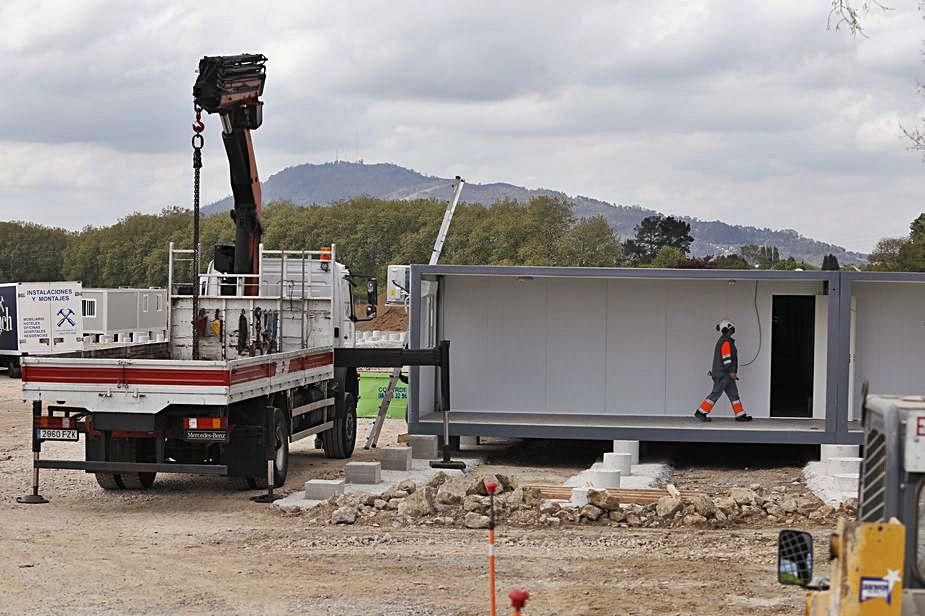 Un operario, trabajando en la instalación de casetas.