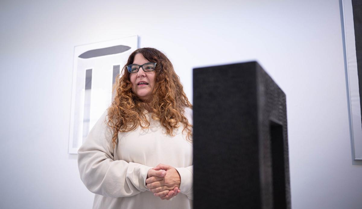 Eilyn Amores frente a su primera pieza de bronce en el Espacio Bronzo.