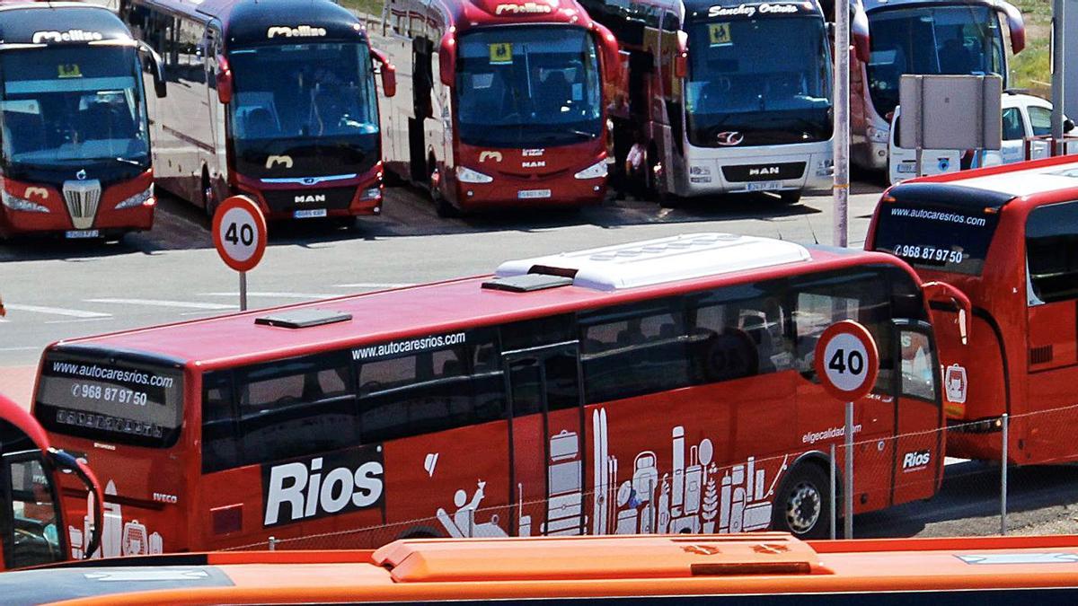 Concentración-protesta de autobuses escolares en la sede de Froet  | EVA MOYA